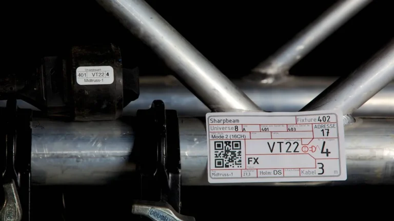 Scheinwerfer mit 4D-Etikett an der Traverse