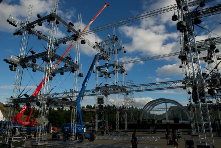 Rigging einer Open-Air-Bühne mit Hebebühnen