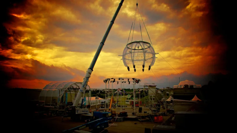 Kran hebt Lichtkonstruktion bei Sonnenuntergang