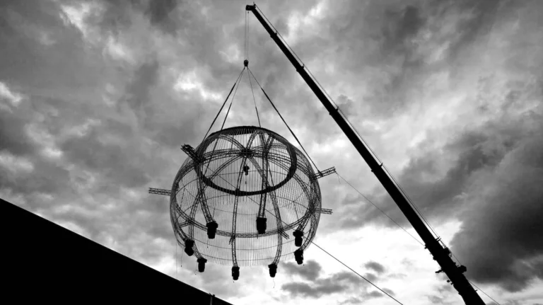 Lichtring am Kran vor Wolkenhimmel
